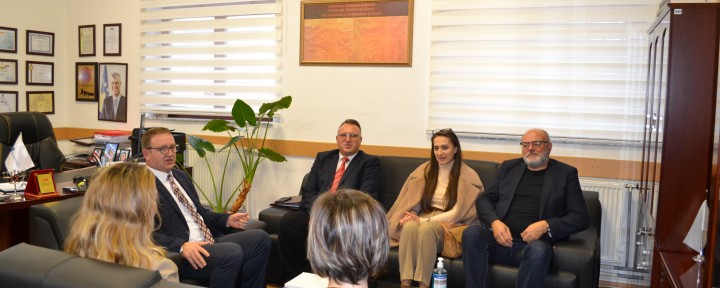Rektori Nimani priti në takim rektorin e ri të Universitetit “Haxhi Zeka” në Pejë, prof. dr. Armand Krasniqin